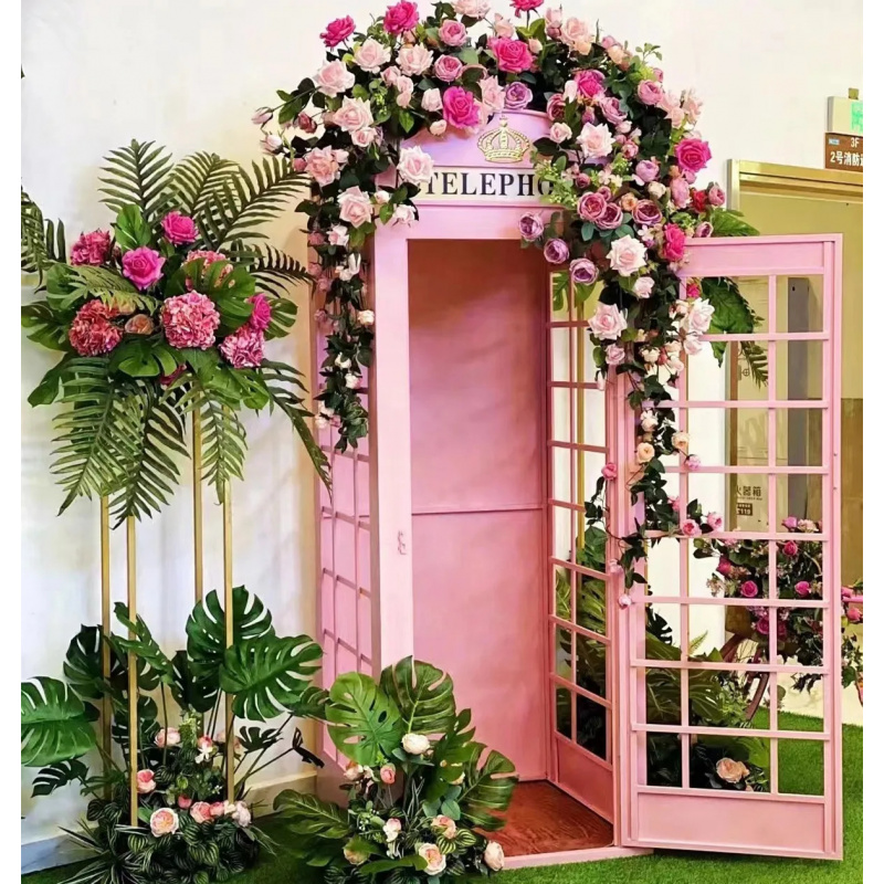 Photography Prompt - Cabina telefónica rosa personalizada con decoración