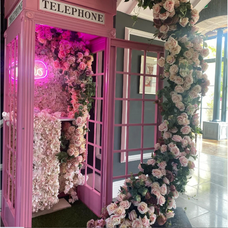 Cabina telefónica rosa persona - Photography Prompt reseña y precio