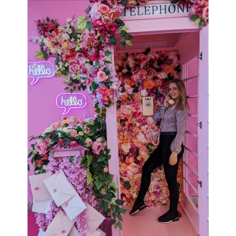 Cabina telefónica rosa persona - Photography Prompt reseña y precio